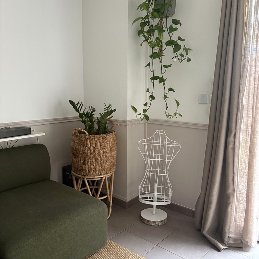 Buste décoratif blanc entouré de plantes et de matières naturelles