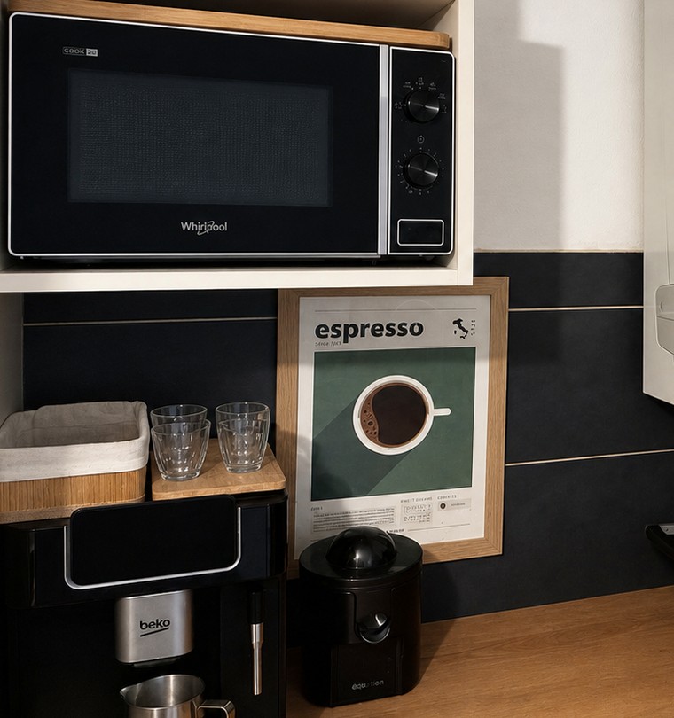 Coin petit-déjeuner avec machine à café et cadre espresso